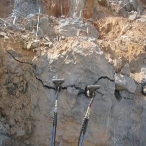 《顶石棒厂家》厂家供货营口菱镁矿 大量开采使用